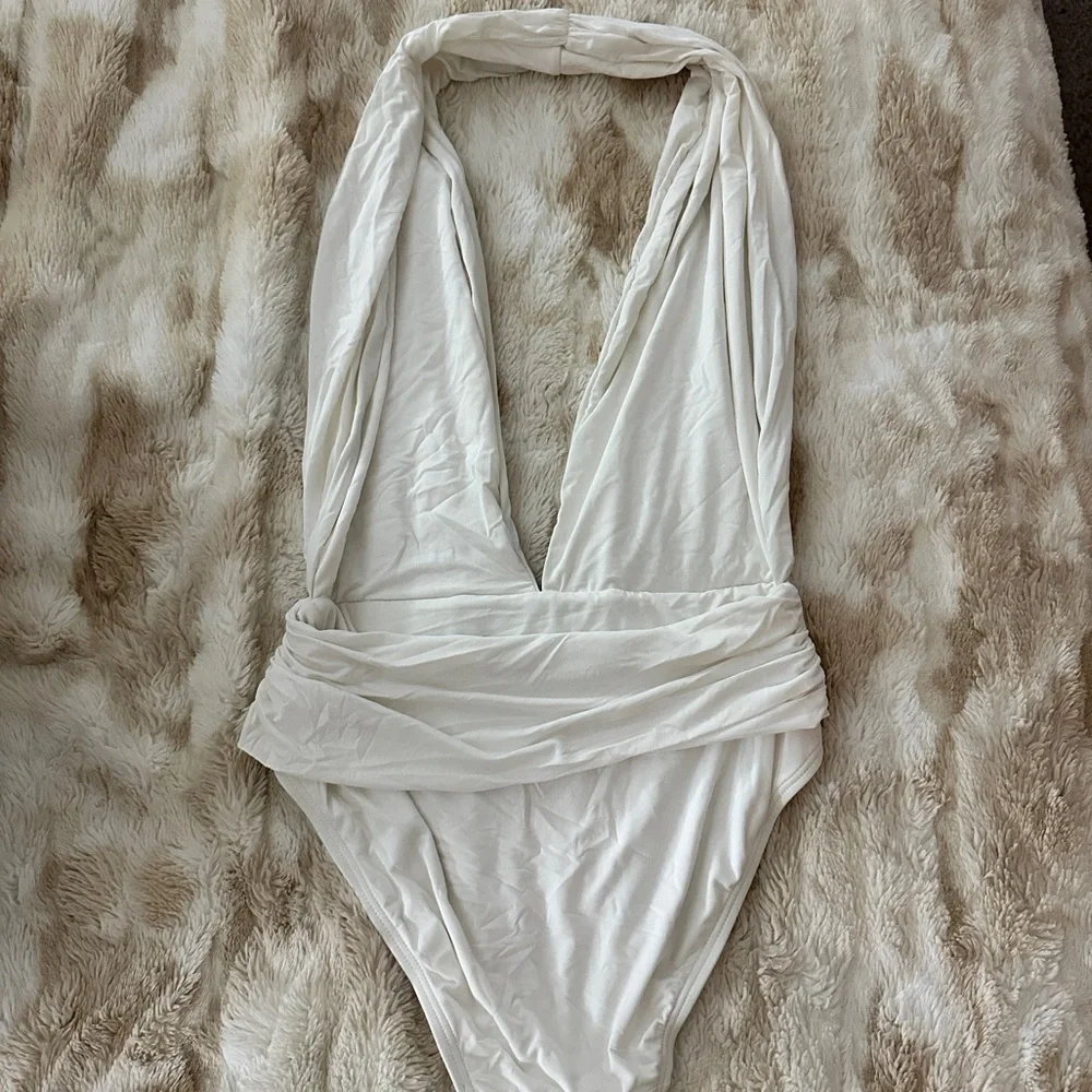 NEW Carmen Marc Valvo Deep Plunge Neckline One Piece Bathing Swim Suit Sz 10 - Picture 2 of 4